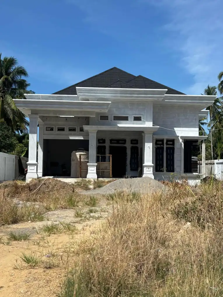 Tampak depan hunian dengan atap limasan, kolom teras, dan beberapa bukaan.