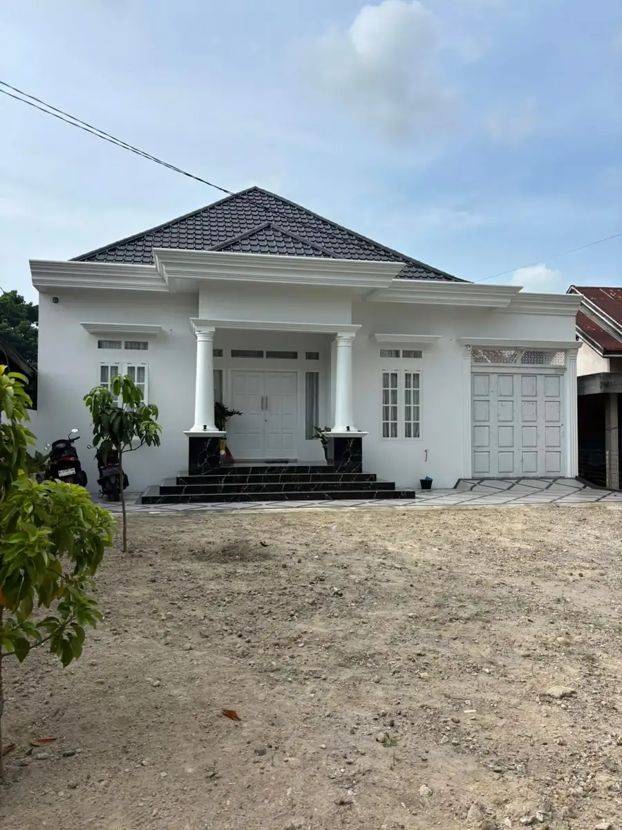 Tampak depan hunian dengan fasad putih